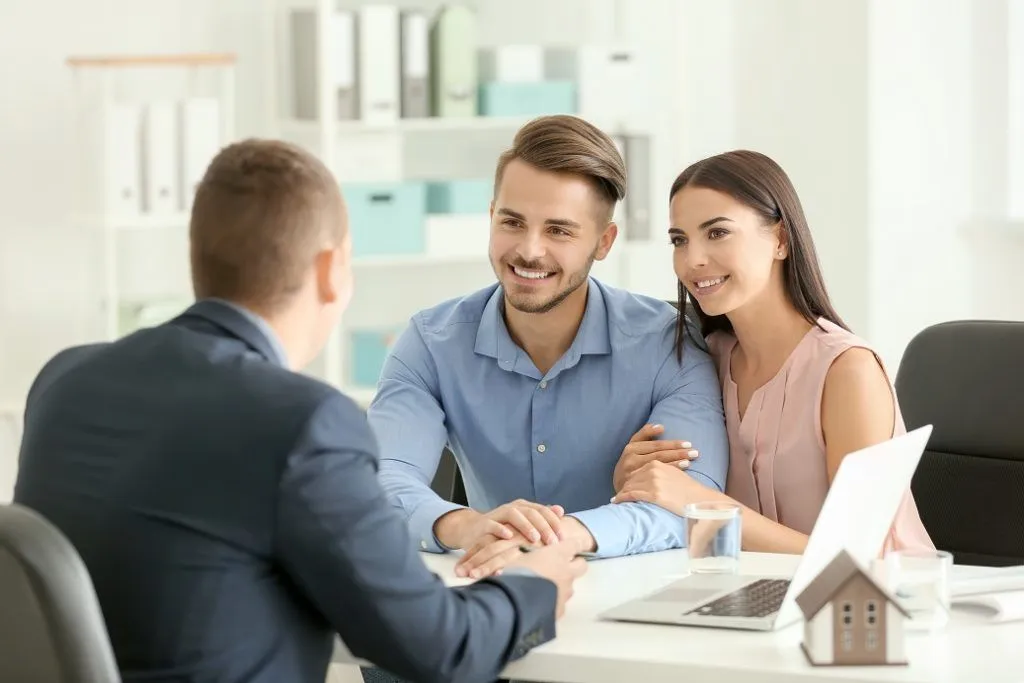 loan broker with couple